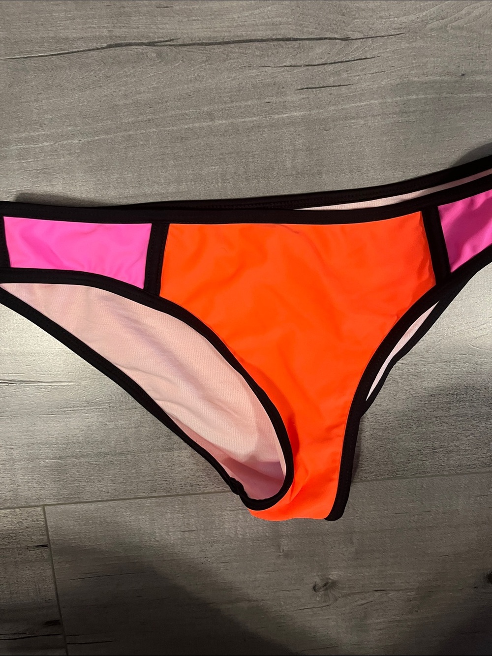 Bikini - Picture 3 of 9